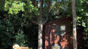 A wooden deck with two lounge chairs and a small wooden structure. - Studio rental with pool (Solliès-Pont)