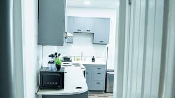 Microondas, horno, placa de cocina