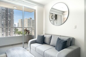 Appartamento, vista città | Area soggiorno | Smart TV 55 pollici con canali digitali