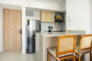 Apartament, vistes a la ciutat | Cuina privada | Microones, liquadora i graella
