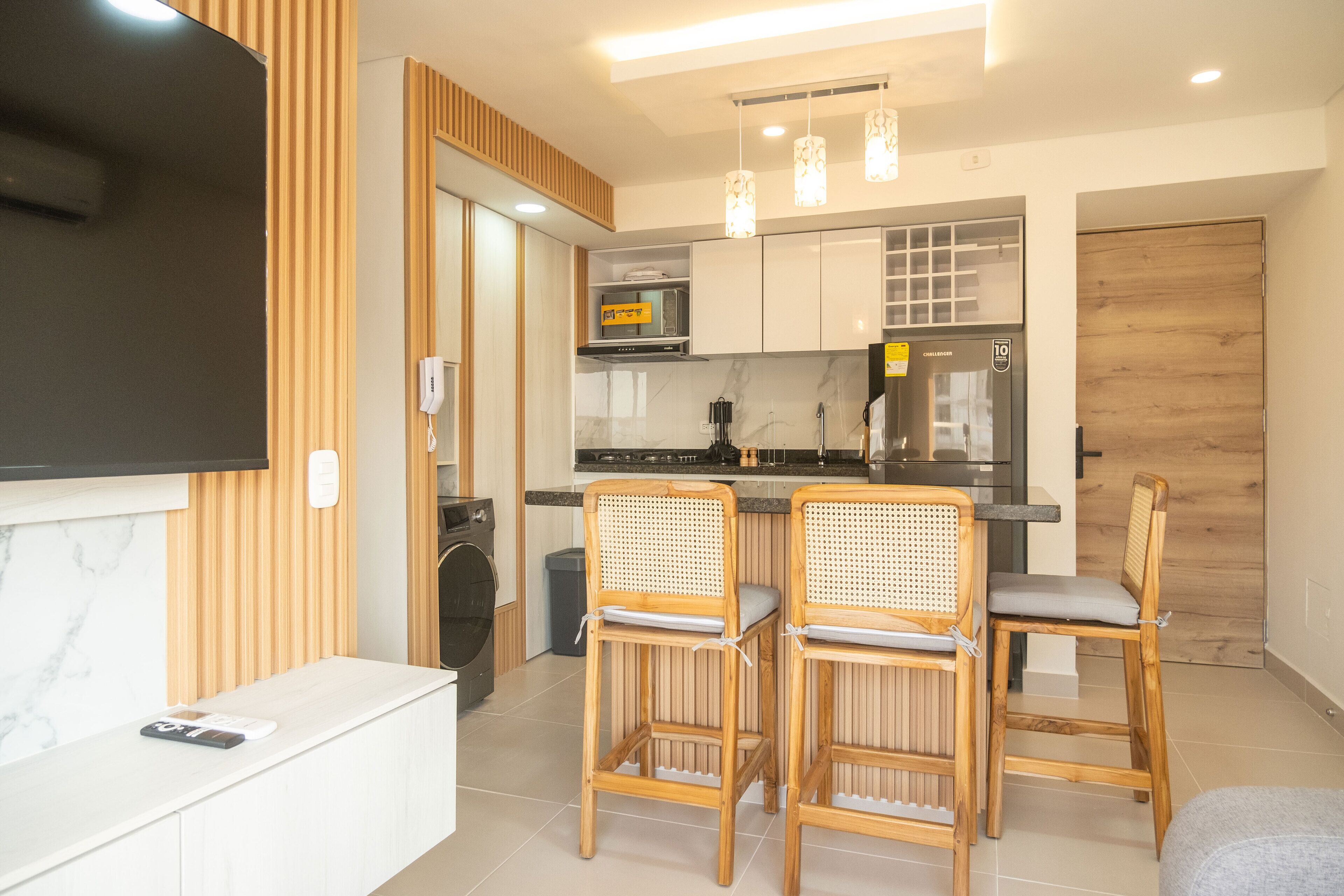 55–tuumainen äly-TV, jossa digitaalikanavat