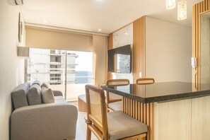 Apartment, Sea View (Piso 18) | Living area | 55-inch Smart TV with digital channels - Torre 811 By Jalo (Cartagena)