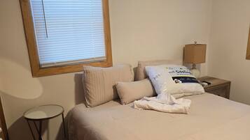 Tabla de planchar con plancha, wifi, ropa de cama