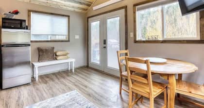 Granite Peak Getaway in the woods. Close to Mt. Rushmore.