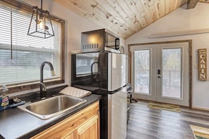 Réfrigérateur, four à micro-ondes, un four, surface de cuisson