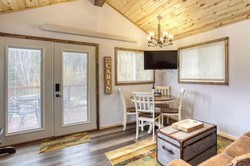 Cozy Creekside Retreat in the Black Hills