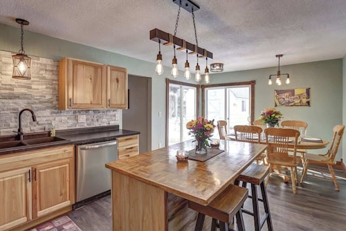 Grandma Goodnight's - 3 Miles from Mt-Rushmore with a hot tub and a game room!