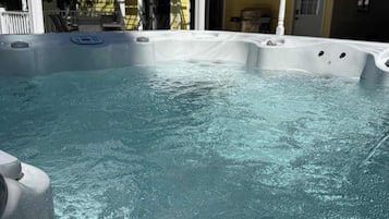 Tina de hidromasaje al aire libre