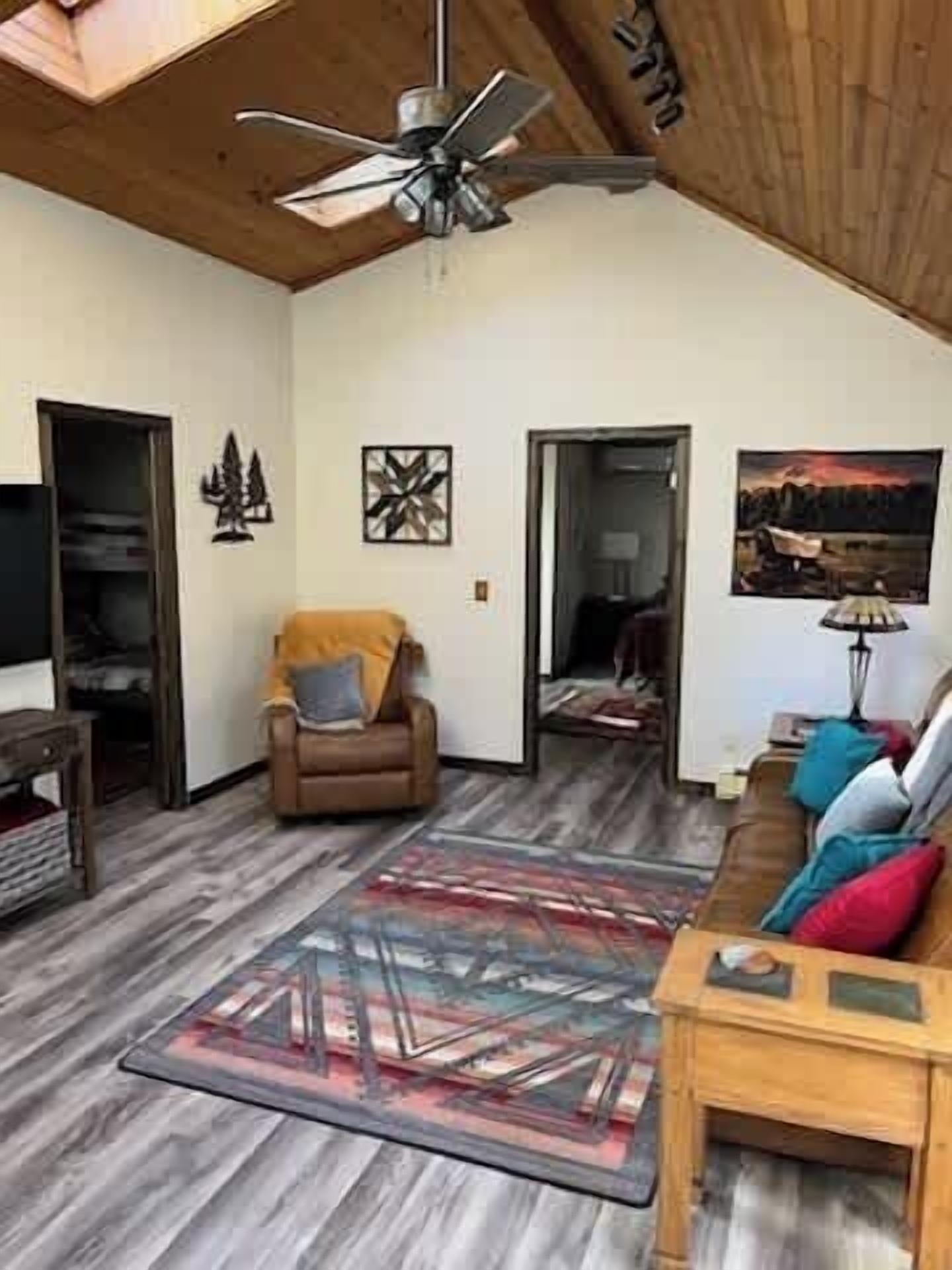 Televisión, chimenea y oficina 