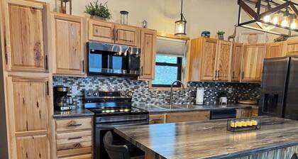 The Bonnie View Close to Mt. Rushmore with a Hot Tub!