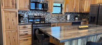 The Bonnie View Close to Mt. Rushmore with a Hot Tub!