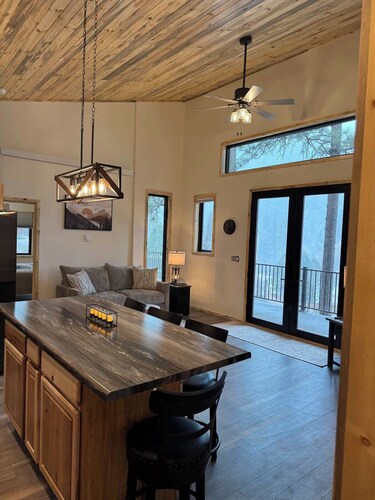 The Bonnie View Close to Mt. Rushmore with a Hot Tub!