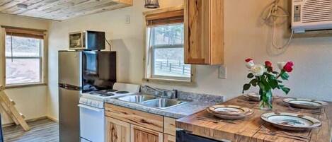 Een koelkast, een microgolfoven, een oven, een kookplaat