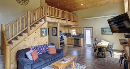 5 Miles from Mt- Rushmore, with private hot tub!