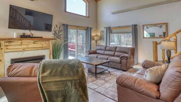 Televisio, takka, työhuone