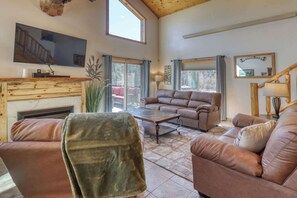 TV, fireplace, offices - 5 Miles from Mt- Rushmore, with private hot tub! (Keystone)