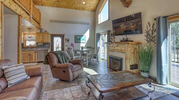 Televisio, takka, työhuone