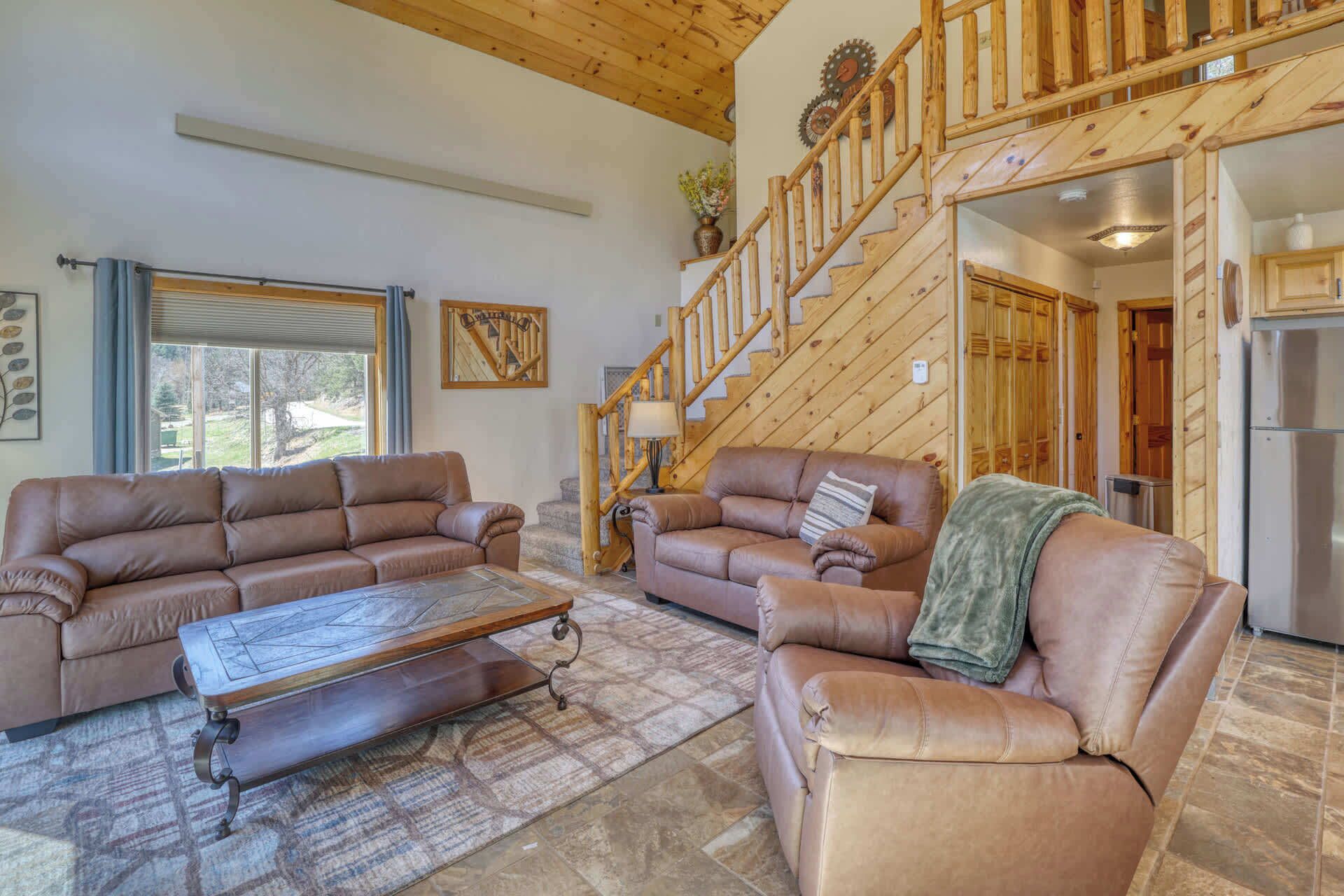 Televisio, takka, työhuone