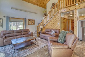 TV, fireplace, offices - 5 Miles from Mt- Rushmore, with private hot tub! (Keystone)