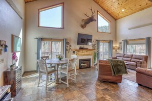 TV, fireplace, offices - 5 Miles from Mt- Rushmore, with private hot tub! (Keystone)