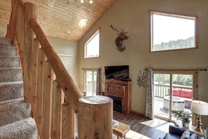 TV, fireplace, offices - 5 Miles from Mt- Rushmore, with private hot tub! (Keystone)