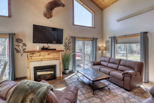 5 Miles from Mt- Rushmore, with private hot tub!