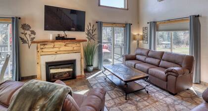 5 Miles from Mt- Rushmore, with private hot tub!