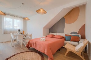 2 bedrooms, iron/ironing board, WiFi, bed sheets