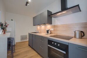 ثلاجة، ميكروويف، فرن، غسالة أطباق