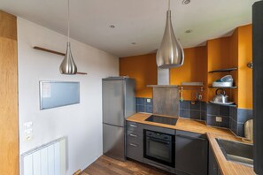 Fridge, oven, stovetop, dishwasher