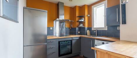 Fridge, oven, stovetop, dishwasher