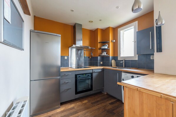 Frigorífic, forn, placa de cuina i rentaplats 