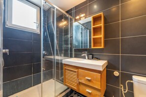 Kostenlose Toilettenartikel, Handtücher