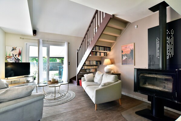 Télévision, lecteur de DVD, livres