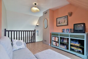 TV, lettore DVD, libri