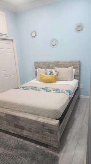 6 bedrooms, WiFi, bed sheets