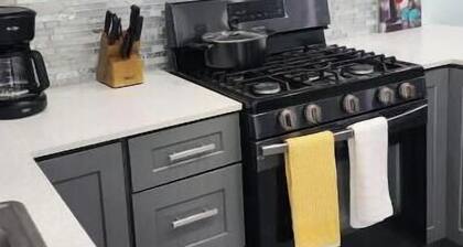 Blue Turtle 6-bedroom house in welcoming Nassau with WiFi, AC