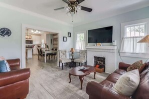 Een smart-tv en een kantoor