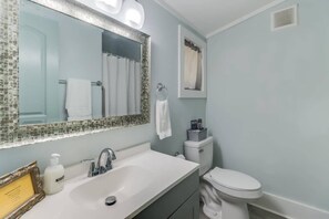 Een haardroger, handdoeken