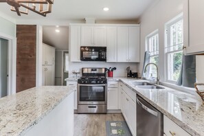 Private kitchen - Near Island View Casino, the Gulfport Aquarium, Restaurants, Beaches, and the Beautiful Jones Park! (Gulfport)