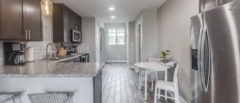 Refrigerador, microondas, horno y parrilla de estufa