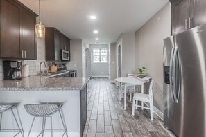 ثلاجة، ميكروويف، فرن، موقد طهي مسطح