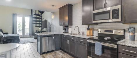 ثلاجة، ميكروويف، فرن، موقد طهي مسطح