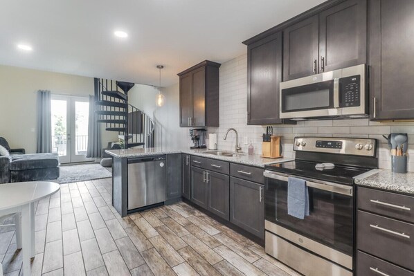 ثلاجة، ميكروويف، فرن، موقد طهي مسطح