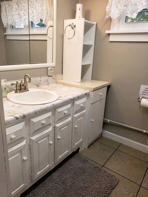 シャワー、ヘアドライヤー、タオル、石鹸