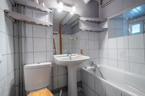 Douche, sèche-cheveux, serviettes fournies