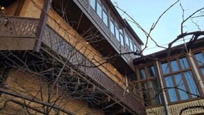 Een meerlaags gebouw met een balkon en een gevel van baksteen.