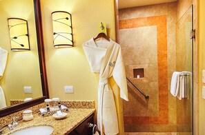 Secadora de cabello, toallas, jabón, papel de baño