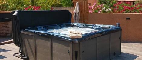 Outdoor spa tub