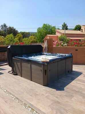 Outdoor spa tub - LA LOUBE - CUERS - Gîte (CUERS)